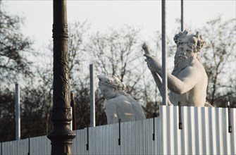 Palissade et statues, Paris