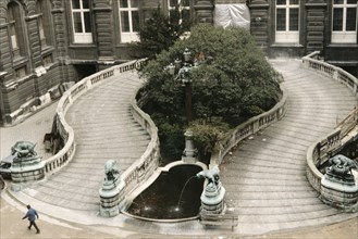 Escalier de la Cour Lefuel au musée du Louvre, Paris