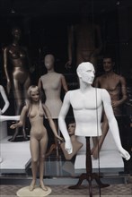 Mannequins dans une vitrine