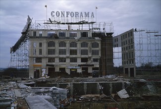 Chantier de construction des décors du film de Leos Carax "Les Amants du Pont-Neuf", à  Lansargues, vers 1990