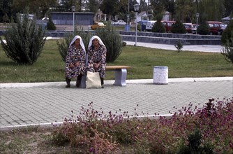 Deux femmes assises, Ouzbékistan