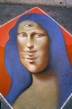 Mona Lisa revisitée, dessinée à la craie sur le trottoir.