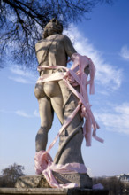 Statue de Bacchus recouverte de papier toilette