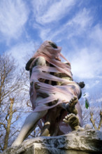 Groupe sculpté "Le Bon Samaritain", recouvert de papier toilette