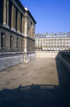 Musée du Louvre et Rue de Rivoli à Paris