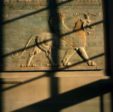 Griffon ailé passant à droite