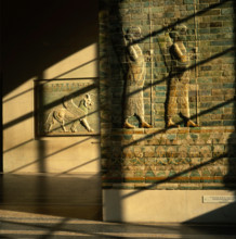 Frise des archers, et Griffon ailé passant à droite