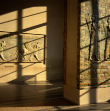 Frise des archers, et Griffons ailés passant à droite