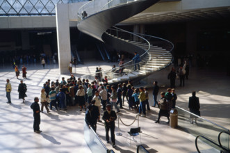 Escalier hélicoïdal placé sous la pyramide du Musée du Louvre