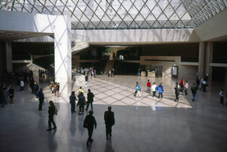 Hall d'accueil placé sous la pyramide du Musée du Louvre.
