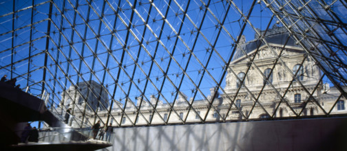 Le Pavillon Richelieu vu depuis l'intérieur de la pyramide du Musée du Louvre