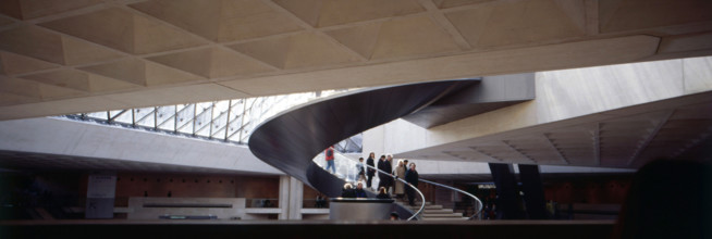 Escalier hélicoïdal placé sous la pyramide du Musée du Louvre
