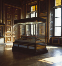 Vitrine de la Salle des Verres au Musée du Louvre