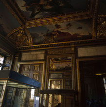 Vitrines de la Salle des Verres au Musée du Louvre