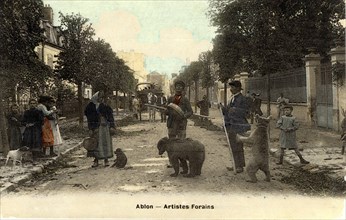 Bear leader at Ablon-sur-Seine