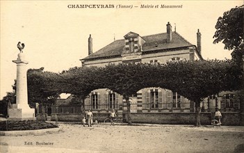 Champcevrais, 
Mairie et monument aux morts