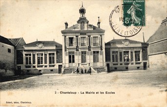 CHANTELOUP-LES-VIGNES,
Town hall and school