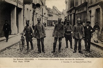 Prisonniers allemands dans les rues de Soissons