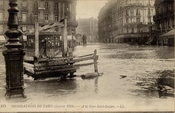Paris, inondations devant la Gare Saint-Lazare lors de la grande crue de janvier 1910