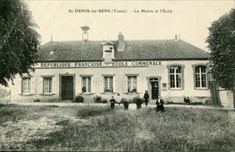 Saint-Denis-lès-Sens, la mairie et l'école communale