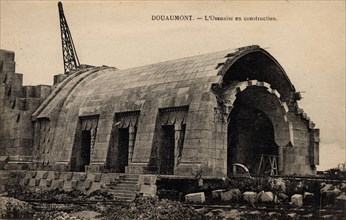 Ossuaire de Douaumont pendant sa construction