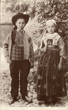 Enfants en costume traditionnel de Plougastel-Daoulas
