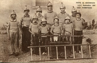 Enfants déguisés en pompiers à la Fête de Besseges