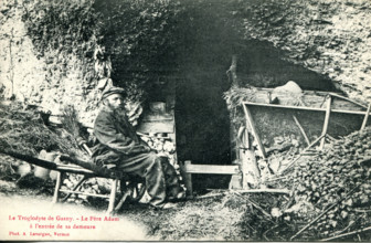 Le Troglodyte de Gasny : le Père Adam à l'entrée de sa demeure