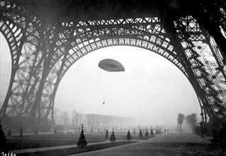 First trial of the Robert parachute at the Eiffel Tower in December 1912