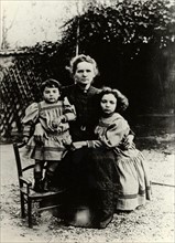 Marie Curie avec ses filles Irène et Eve peu après la mort de Pierre Curie