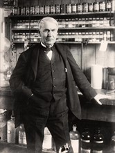 Thomas Alva Edison dans son laboratoire