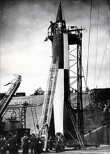 Installation d'une fusée V II expérimentale sur sa base de lancement, à Kalbshafen