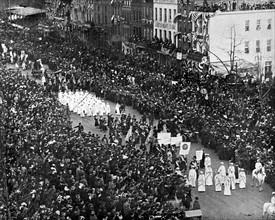 Aux Etats-Unis, défilé de suffragettes, 1913