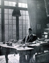 Clemenceau dans son cabinet de travail