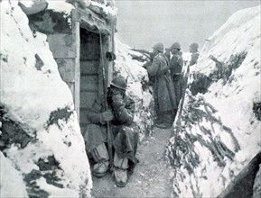 Première Guerre Mondiale, soldats, sous la neige, dans une tranchée