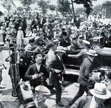 Lindberg receiving a triumphal welcome in Washington D.C. (June 11, 1927)