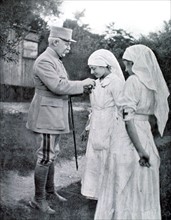 Le général Pétain décore une infirmière ayant participé à la bataille de Verdun, 1917