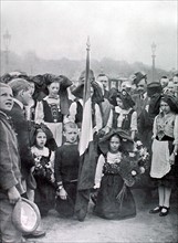 World War I, Alsatian pupils standing by the statue of Strasbourg, on Place de la Concorde.