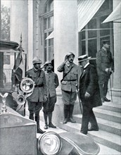 Première Guerre Mondiale. A la sortie du conseil interallié de Versailles, M. Clemenceau regagne son automobile (juin 1918)