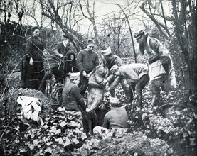 World War I. After the Germans have left, civilians are "exhumating" a statue by Rodin, "Eve", in a garden at Douai, where it had been hidden (1918)