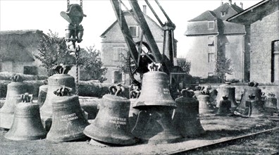 Première Guerre Mondiale. En Alsace, à Saverne, cloches des villages environnants prêtes à être expédiées en Allemagne (1918)