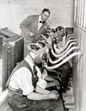 Angleterre. Essai de masques à gaz dans une chambre à gaz (1927)