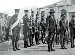 A Han-Kéou, soldats révolutionnaires chinois et leurs officiers, en tenues disparates (Chine, 1912)