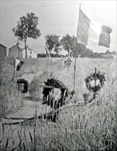 Première Guerre Mondiale. Les tombes dans les blés, à Sommesous (Marne) en 1915