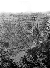 Première Guerre Mondiale. Les ruines de Carency vues d'une ancienne tranchée allemande à la côte 125.