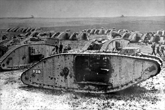 Première Guerre Mondiale. Un parc de tanks à l'arrière du front britannique (1918)