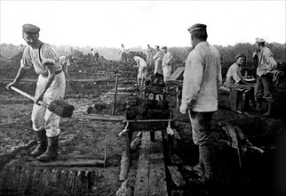 Première Guerre Mondiale. Extraction de la tourbe par des prisonniers allemands en Haute-Saône (1918)