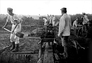 World War I. German  prisoners digging up peat in Haute-Saône (1918)