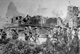 Première Guerre Mondiale. Un tank de ravitaillement montant en ligne, 1918