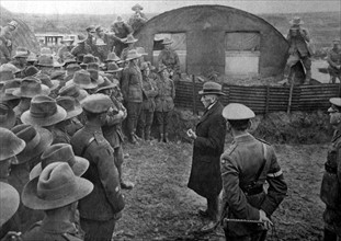 Première Guerre Mondiale. Le président australien, M. Hughes, visite les soldats australiens sur le front (1918)